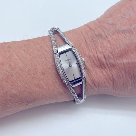 FEMININE Ladies silver Guess watch - Picture 3 of 6